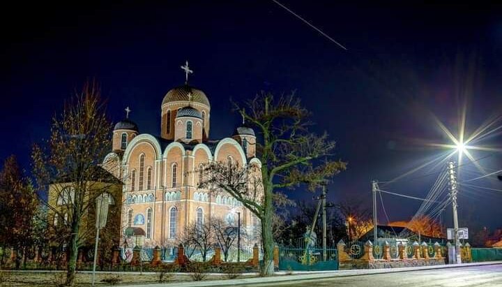 Радикали захопили собор у Борисполі та вимагають перевести громаду в ПЦУ