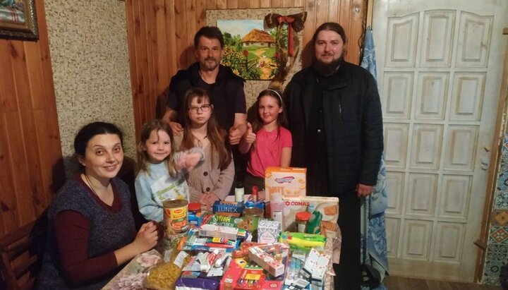Священники Ніжинської єпархії УПЦ привезли допомогу багатодітним сім'ям