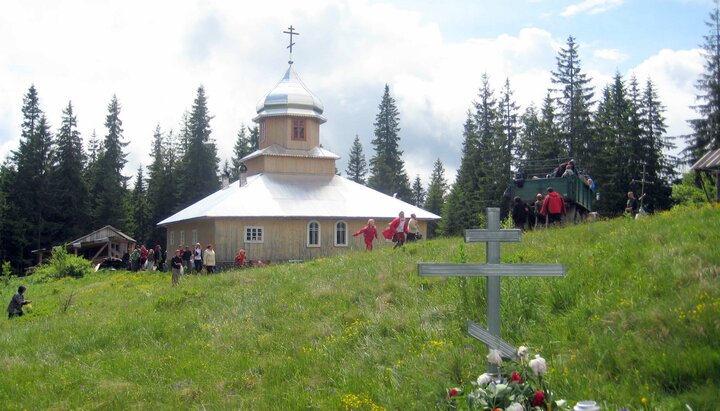 Дуконський монастир у Карпатах, закритий владою, розкрадають мародери