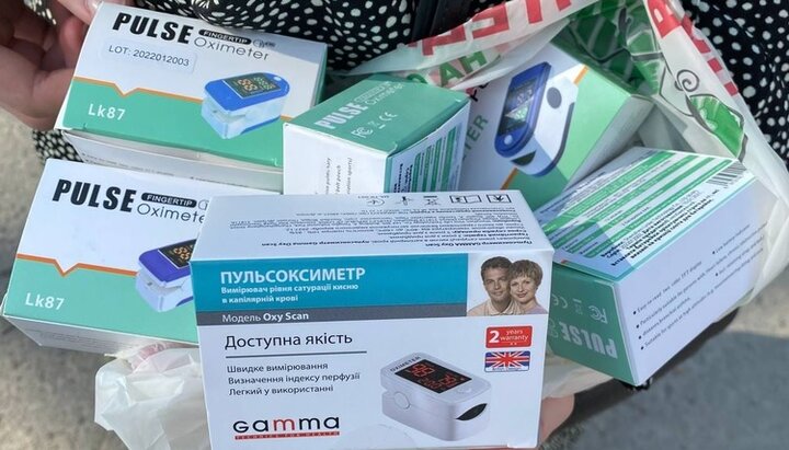 Прихожане Тернопольских храмов УПЦ передали военнослужащим пульсоксиметры. Фото: Facebook-страница Тернопольской епархии