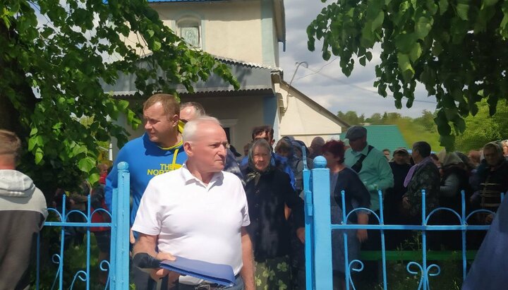 Собрание у храма УПЦ, организованное