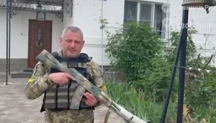 Военный рассказывает о спасении икон из Георгиевского храма УПЦ. Фото: скриншот с Telegtam-канала ТРО «Азов»