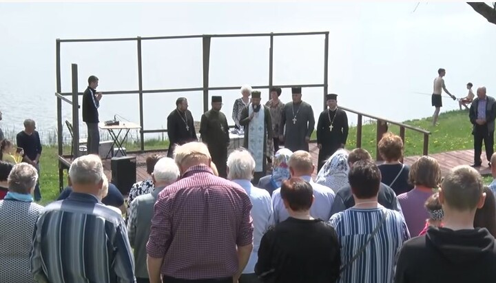 Поки віряни моляться у храмі, ПЦУ агітує мешканців села. Фото: скрін сюжету 12kanal.com