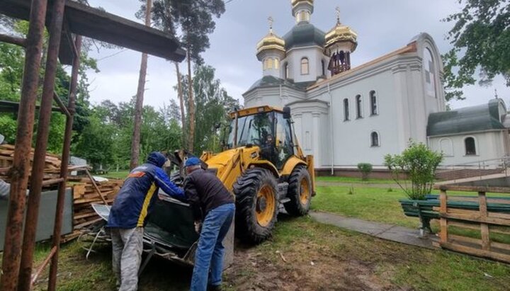 В Буче ремонтируют Петропавловский храм и приводят в порядок территорию. Фото: Facebook-страница архимандрита Аркадия (Демченко)