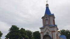 В  Аджамке священник служит литургии у закрытых дверей опечатанного храма