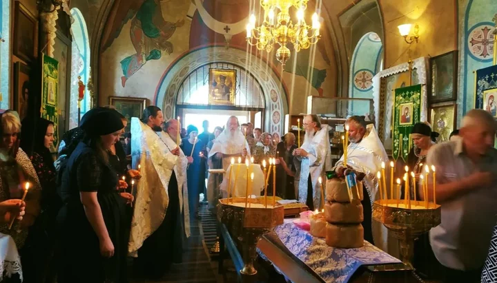 Прихожане УПЦ простились с погибшими воинами. Фото: пресс-служба Черновицкой епархии