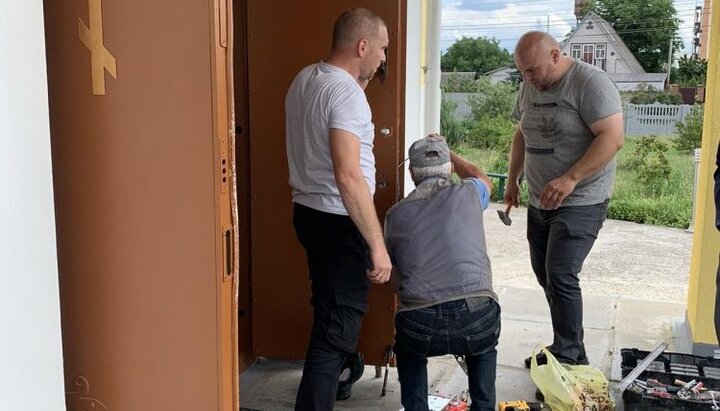 Активсты ПЦУ заменили замки на храме Рождества Богородицы в селе Дмитровке Киевской области. Фото: mitropolia.kiev.ua