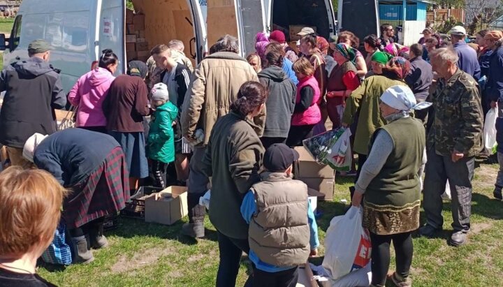Верующие Хмельницкой епархии раздают продукты жителям пострадавших от войны районов Киева. Фото: пресс-служба Хмельницкой епархии