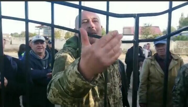 В Требухове люди в форме пытаются попасть на территорию храма УПЦ. Фото: телеграм-канал