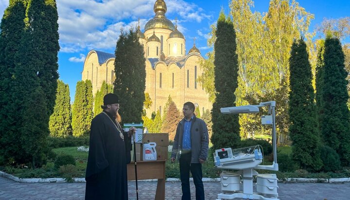Передача оборудования в Черкасскую больницу. Фото:пресс-служба Черкасской епархии