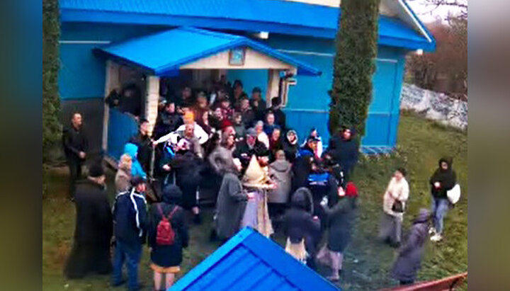 Сторонники ПЦУ заблокировали храм УПЦ в честь Рождества Богородицы и не пустили священника. Фото: скриншот из видео в Facebook