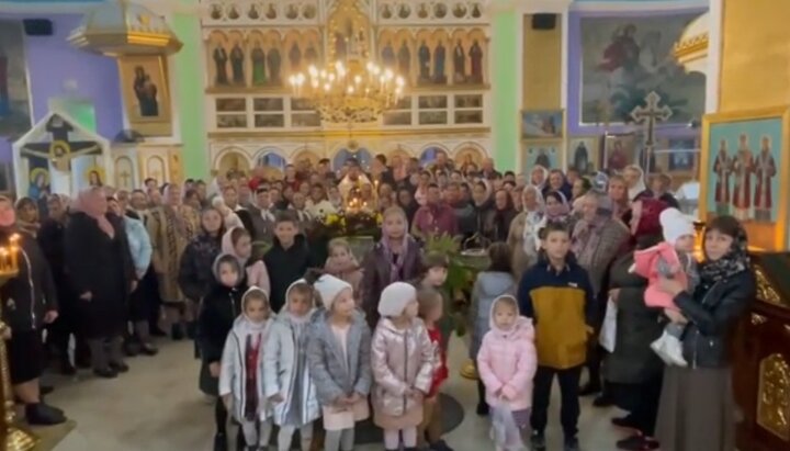 Прихожане храма в Юрковцах подтвердили верность УПЦ. Фото: скриншот видео группы Черновицко-Буковинской епархии в Facebook