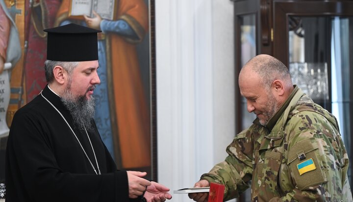 Думенко вручил орден Ярошу. Фото: pomisna.info