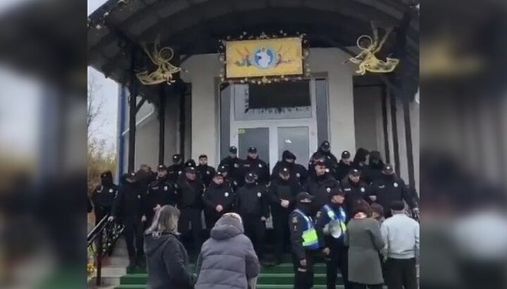 Попытка захвата храма УПЦ. Фото: