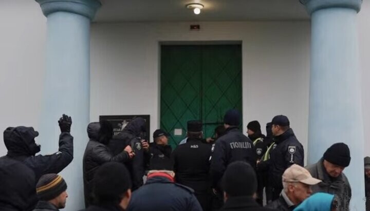 Рейдеры ПЦУ заперлись в захваченном храме УПЦ в Переяславе. Фото: скриншот из видео на Youtube-канале «proSLAV-новини Переяслав»