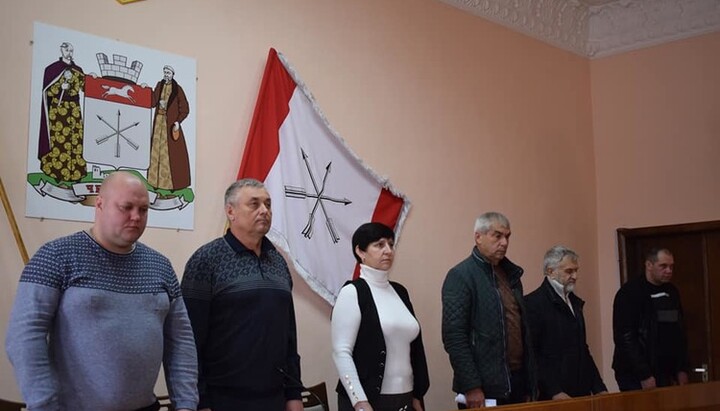 Депутати Чигиринської міськради одноголосно закликали Президента заборонити УПЦ та дозволити заарештовувати рахунки релігійної організації. Фото: chigirinskaotg.gov.ua