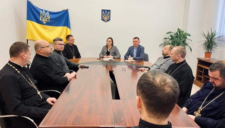 Круглый стол с УГКЦ и ПЦУ во Львовской райадминистрации. Фото: страница Кристины Замулы в Facebook