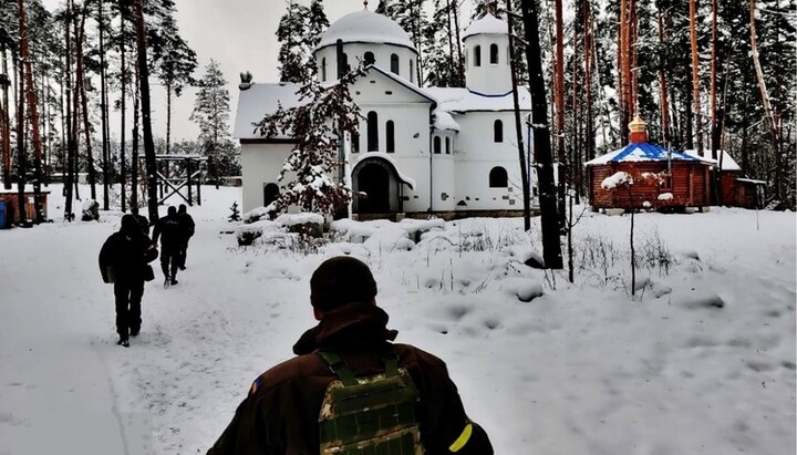 Співробітники СБУ прийшли в монастир УПЦ. Фото: Facebook-сторінка «Управління СБ України у Житомирській області»
