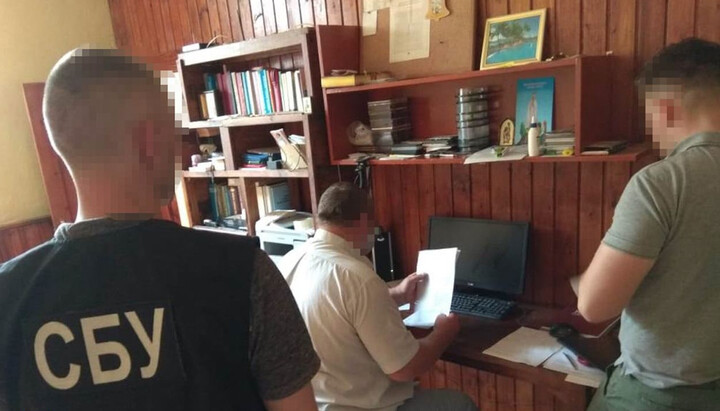Сотрудники СБУ во время обысков у клирика РКЦ. Фото: t.me/SBUkr