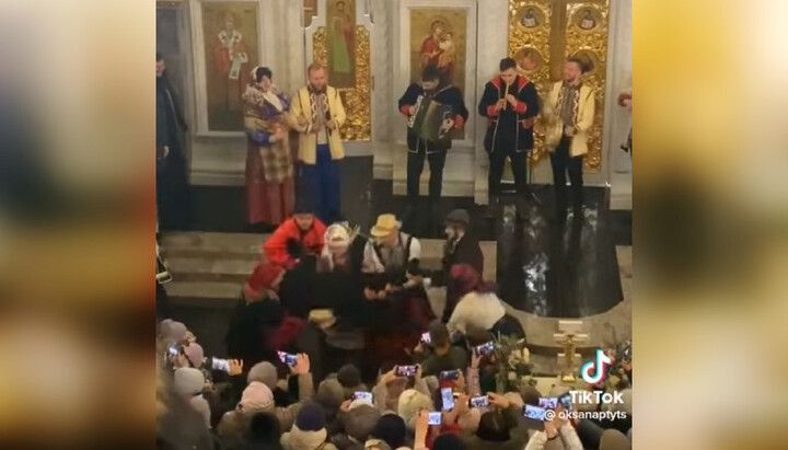 В УГКЦ «качают черта» во время рождественского спектакля. Фото: скриншот видео со страницы Виктории Кохановской в Facebook