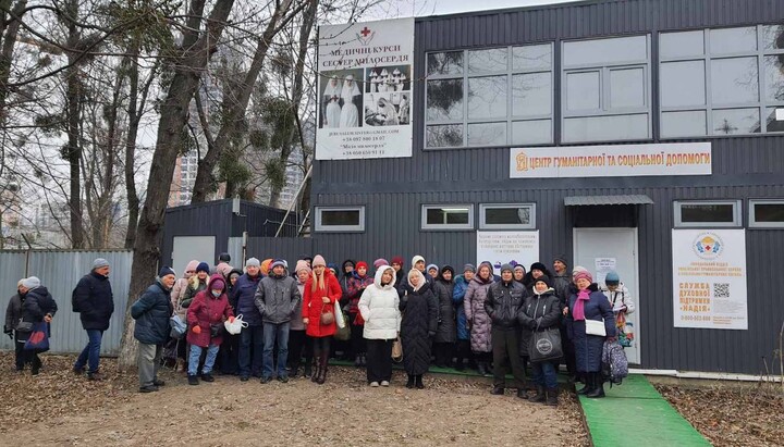 У Центрі гуманітарної та соціальної допомоги УПЦ переселенці та малозабезпечені кияни отримали гуманітарні набори. Фото: Telegram-канал «Церква допомагає»
