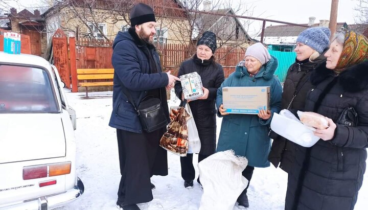 Волонтеры УПЦ передают гуманитарную помощь жителям Донбасса. Фото: facebook.com/lesyamedvid
