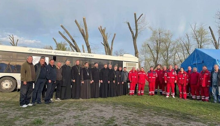 Священники УПЦ в Мариуполе. Фото: facebook протоиерей Сергий Ющик