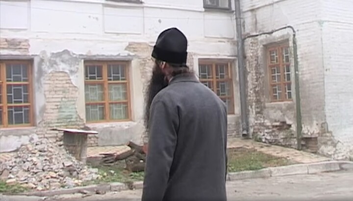 Корпус Киево-Печерской лавры №68 в 2003 г. Фото: скриншот видео на Facebook-странице митрополита Варсонофия