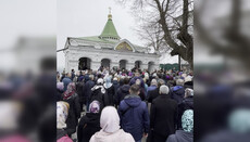 На молебен преподобным у входа в лаврские пещеры собрались сотни верующих