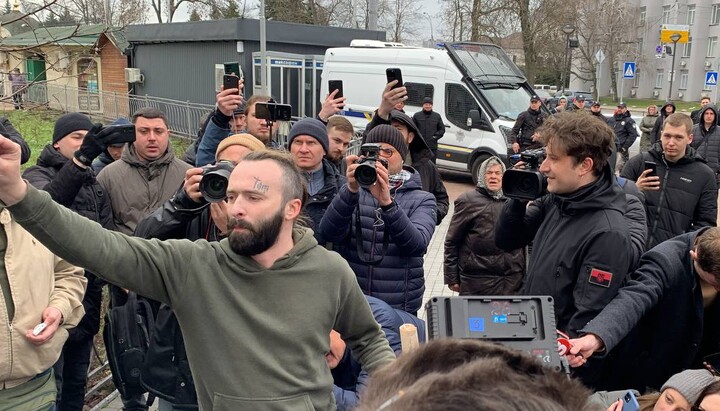 Радикали біля входу в Києво-Печерську лавру. Фото: СПЖ