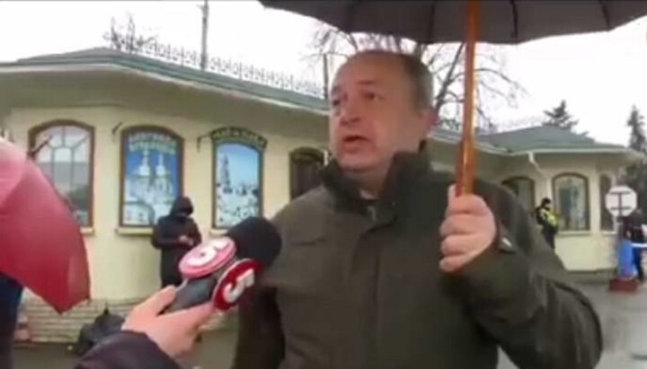 Верующий УПЦ объяснил «5 каналу», кому по праву принадлежит Киево-Печерская лавра. Фото: скриншот видео на Telеrgram-канале СПЖ