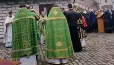 У Шепетівці громада УПЦ молилася біля свого храму, захопленого натовпом