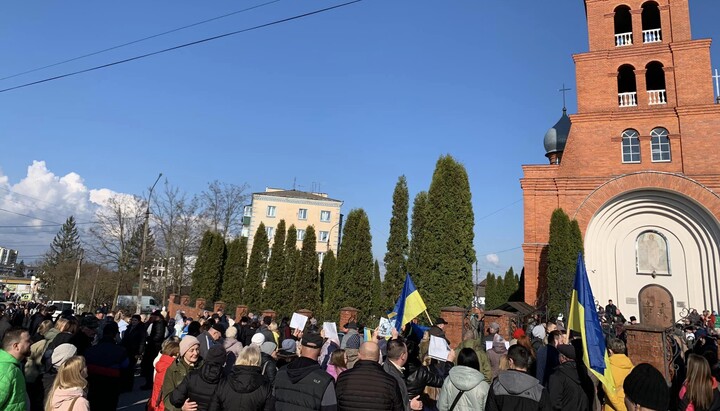 Собрание сторонников ПЦУ возле Свято-Воскресенского храма УПЦ г. Красилова. Фото: krasyliv-rada.gov.ua