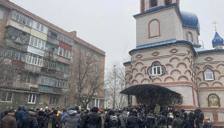 Зібрання прихильників ПЦУ біля храму УПЦ на честь Казанської ікони Божої Матері у Хмельницькому. Фото: suspilne.media