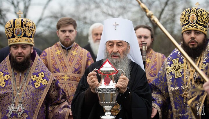 Блаженнейший Митрополит Онуфрий с освященным миром. Фото: news.church.ua