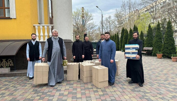 Священнослужители храма святых Космы и Дамиана с пасхальными гостинцами для воинов. Фото: Telegram-канал «Церковь помогает»