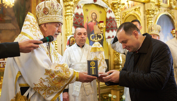 «Ієрарх» ПЦУ нагороджує мера Івано-Франківська Руслана Марцінківа. Фото: сторінка Р. Марцінківа у Facebook