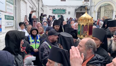Монахов Лавры, вышедших на Крестный ход, полиция не пускает обратно