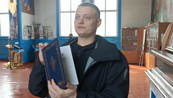 Активіст ПЦУ в Требухові з Біблією, яку він пообіцяв