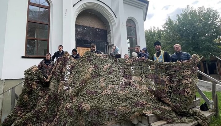 Прихожане храма УПЦ в честь св. Пантелеимона плетут масксетки. Фото: скриншот видео Информационно-просветительского отдела УПЦ