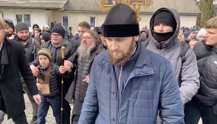 Епископа Никиту и общину выгоняют из их собора 28 марта 2023 г. Фото: СПЖ