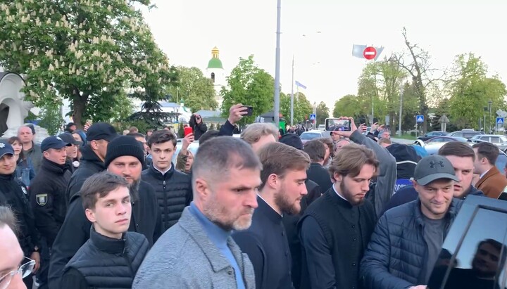 Парафіяни не дали провокаторам підійти до Предстоятеля УПЦ. Фото: СПЖ