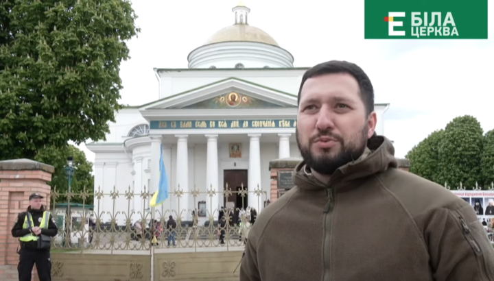 Секретарь горсовета Белой Церкви пытался опечатать собор УПЦ. Фото: скриншот ютуб-канала «Еспресо»