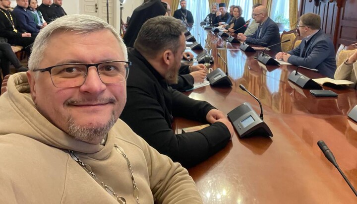 Протоієрей Андрій Пінчук на зустрічі з кліриками ПЦУ в Софії Київській. Фото: телеграм-канал Пінчука