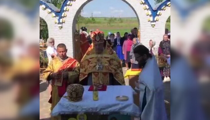 Литургия в престольный праздник у закрытого храма УПЦ в с. Гильча. Фото: скриншот видео на Telegram-канале «Рівне. Голос Церкви»