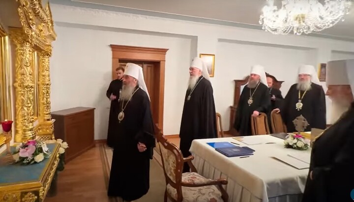 Члены Священного Синода УПЦ совершают молитву перед своим заседанием 23 мая 2023 г. Фото: скриншот видео Информационно-просветительского отдела УПЦ