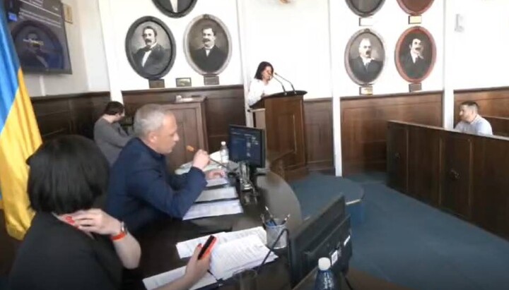 Мэр Черновцов Роман Кличук на сессии горсовета прерывает выступление верующей УПЦ. Фото: скриншот видео в Telegram-канале Черновицко-Буковинской епархии УПЦ
