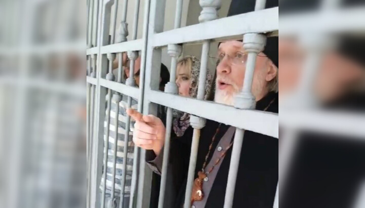 Насельники и прихожане Архангело-Михайловского монастыря УПЦ в Переяславе не впускают рейдеров. Фото: скриншот видео Telegram-канала «Перший Козацький»