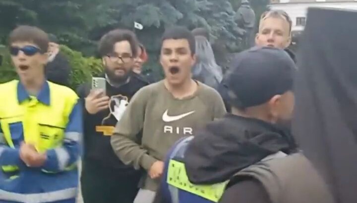 Активисты ПЦУ и монахи Киево-Печерской лавры. Фото: скриншот видео spzh.news