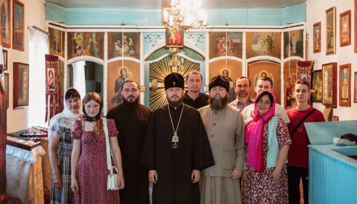 Архієпископ Віктор у храмі села Монастирок. Фото: t.me/khm_upc